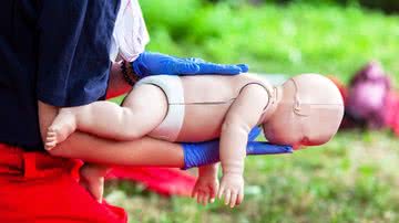 Nos casos de engasgo em bebês é essencial saber como fazer a Manobra de Heimlich