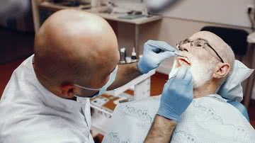 Idosos precisam de cuidados especiais para manutenção da saúde bucal - Foto: Divulgação