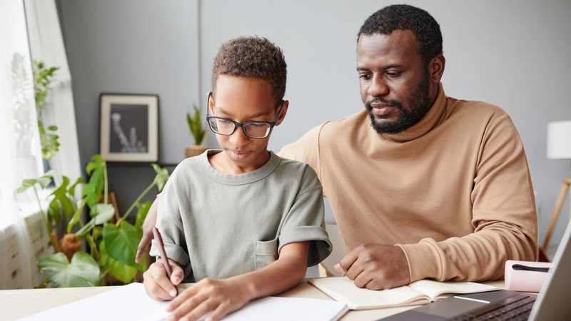 A proximidade dos pais pode transformar a maneira como os filhos encaram desafios acadêmicos - Canva