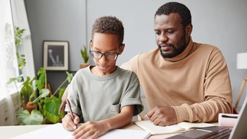 A proximidade dos pais pode transformar a maneira como os filhos encaram desafios acadêmicos - Canva