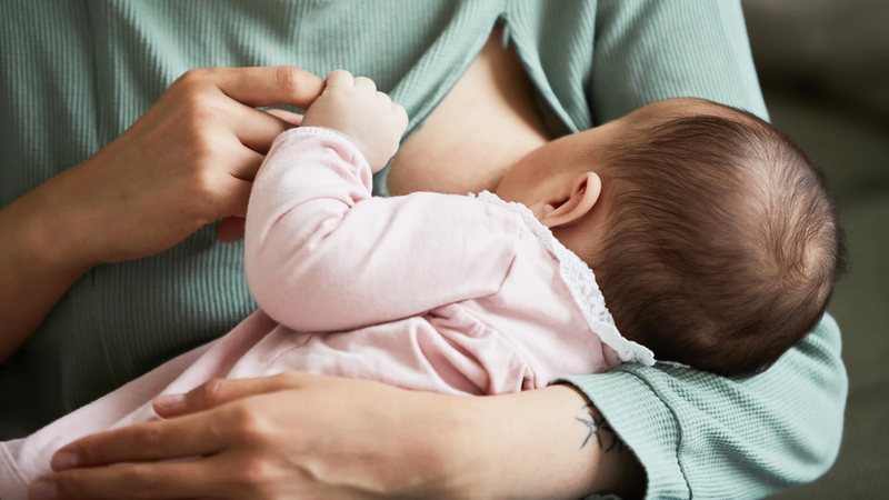 Pesquisas mostram que o leite materno é crucial para a maturação cerebral e o desenvolvimento cognitivo a longo prazo - Canva