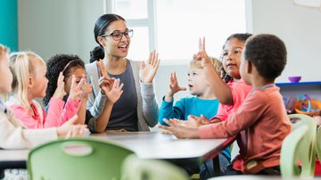 Empatia e cooperação são fundamentais para o aprendizado e desenvolvimento emocional dos alunos - Canva