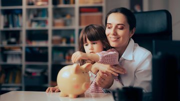 As férias podem ser o momento ideal para ensinar seus filhos sobre finanças de forma lúdica - Canva