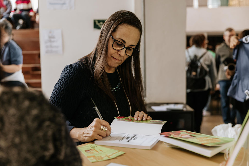 Autora autografa livros